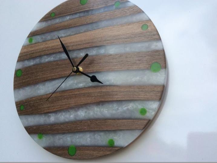 Linear Essence Resin Clock