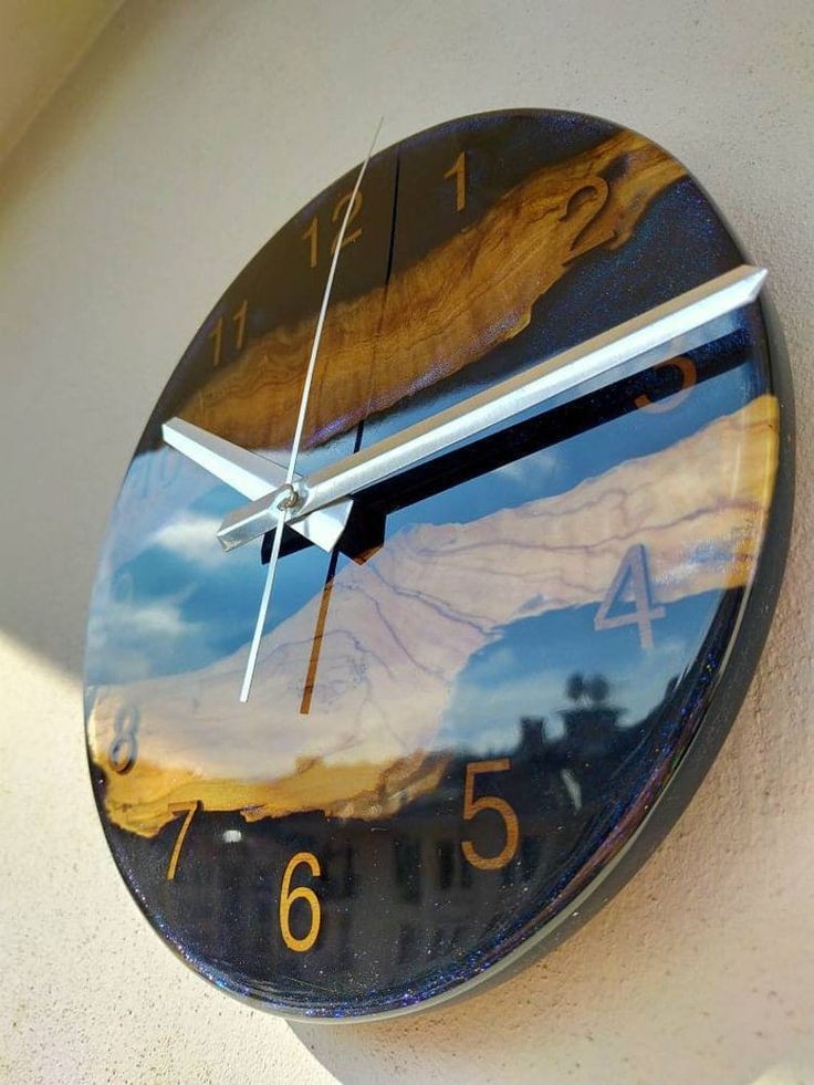 LiquidDream Resin Clock